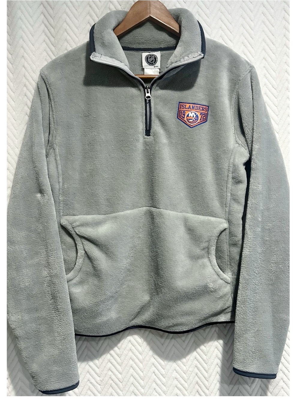 Official NHL New York Islanders hockey fleece  pullover jacket light gray Large